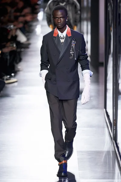 Look 16